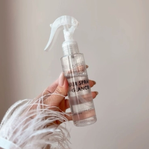 Frau mit glänzendem Haar in romantischem Kleid